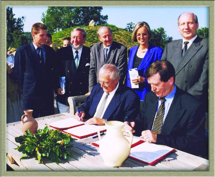 Signature d'un accord au Parc archéologique européen de Bliesbruck-Reinheim