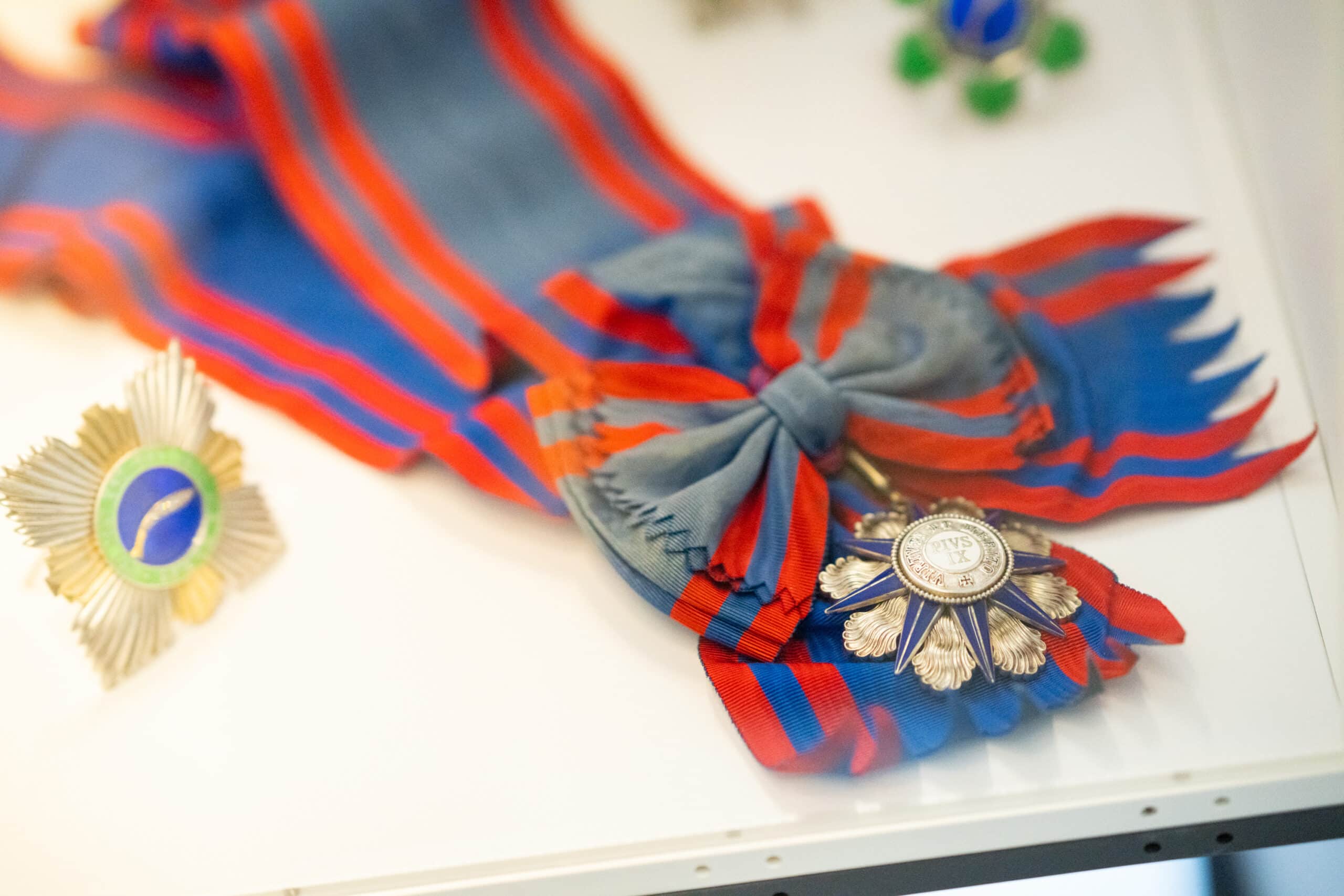 Ruban et médaille décoratif présent en exposition dans la Maison de Robert Schuman