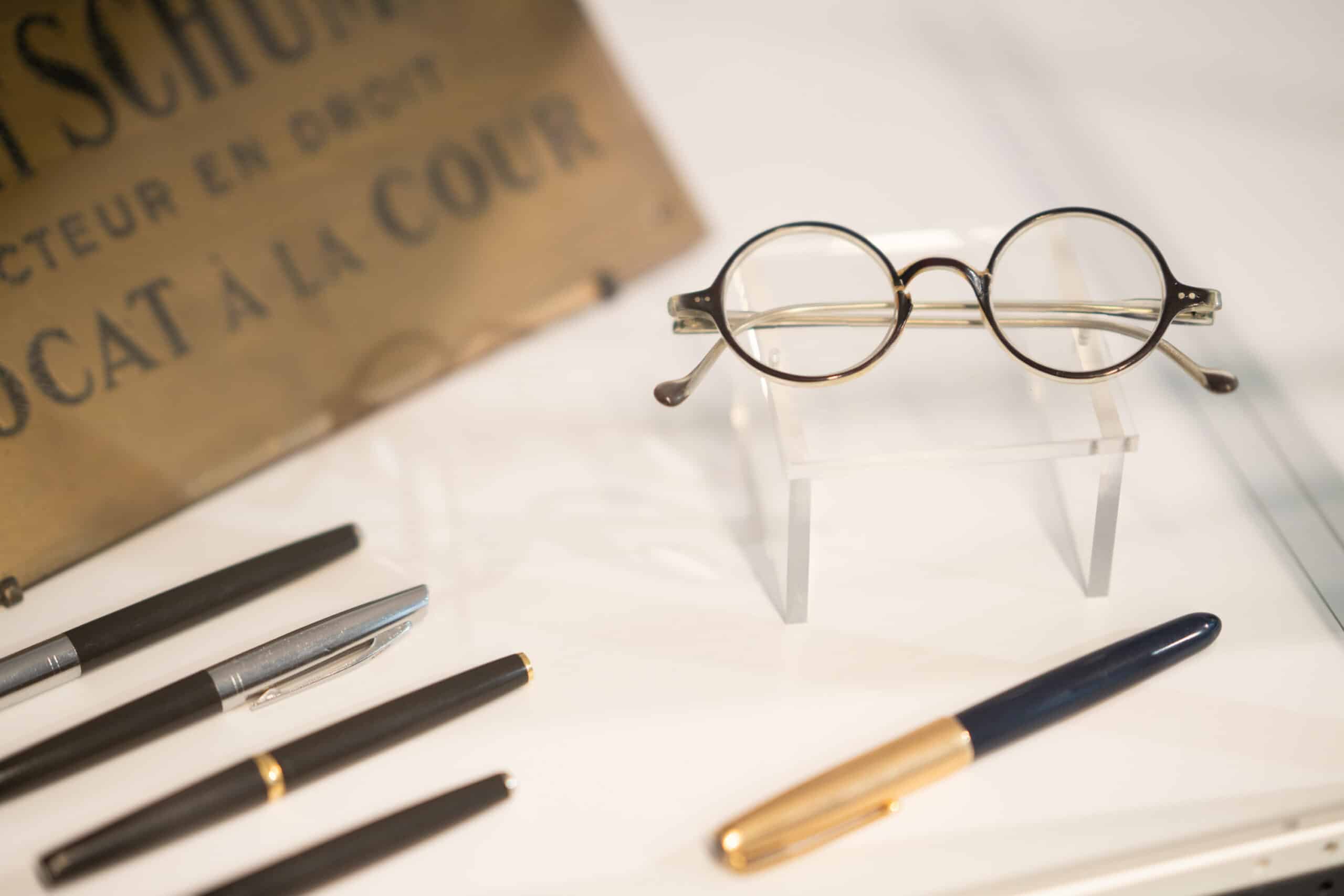 Photographie montrant des lunettes et des stylos présents dans la Maison de Robert Schuman