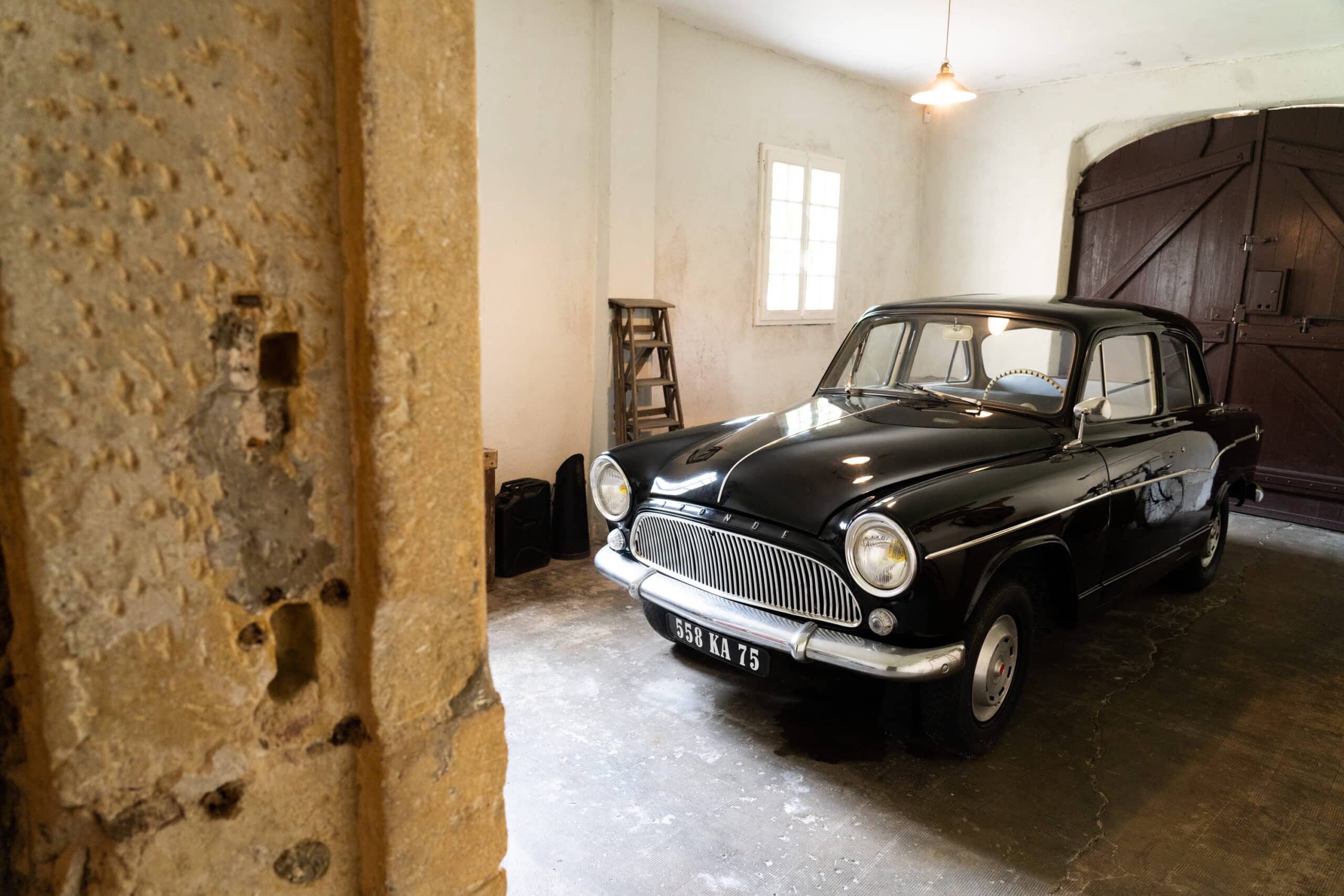 Photographie d'une voiture de l'époque dans le garage de la Maison de Robert Schuman