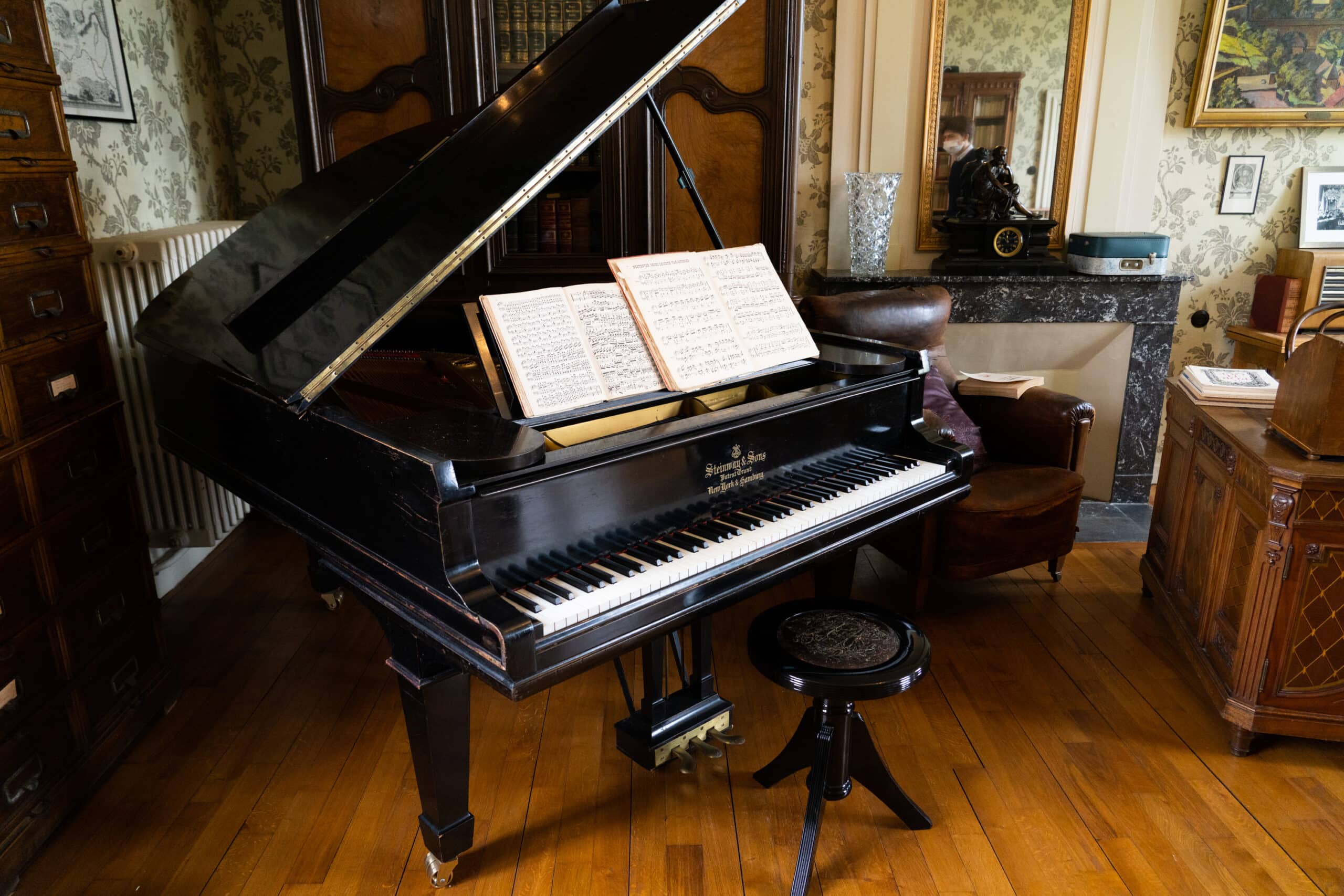 Photographie du piano présent dans la Maison de Robert Schuman