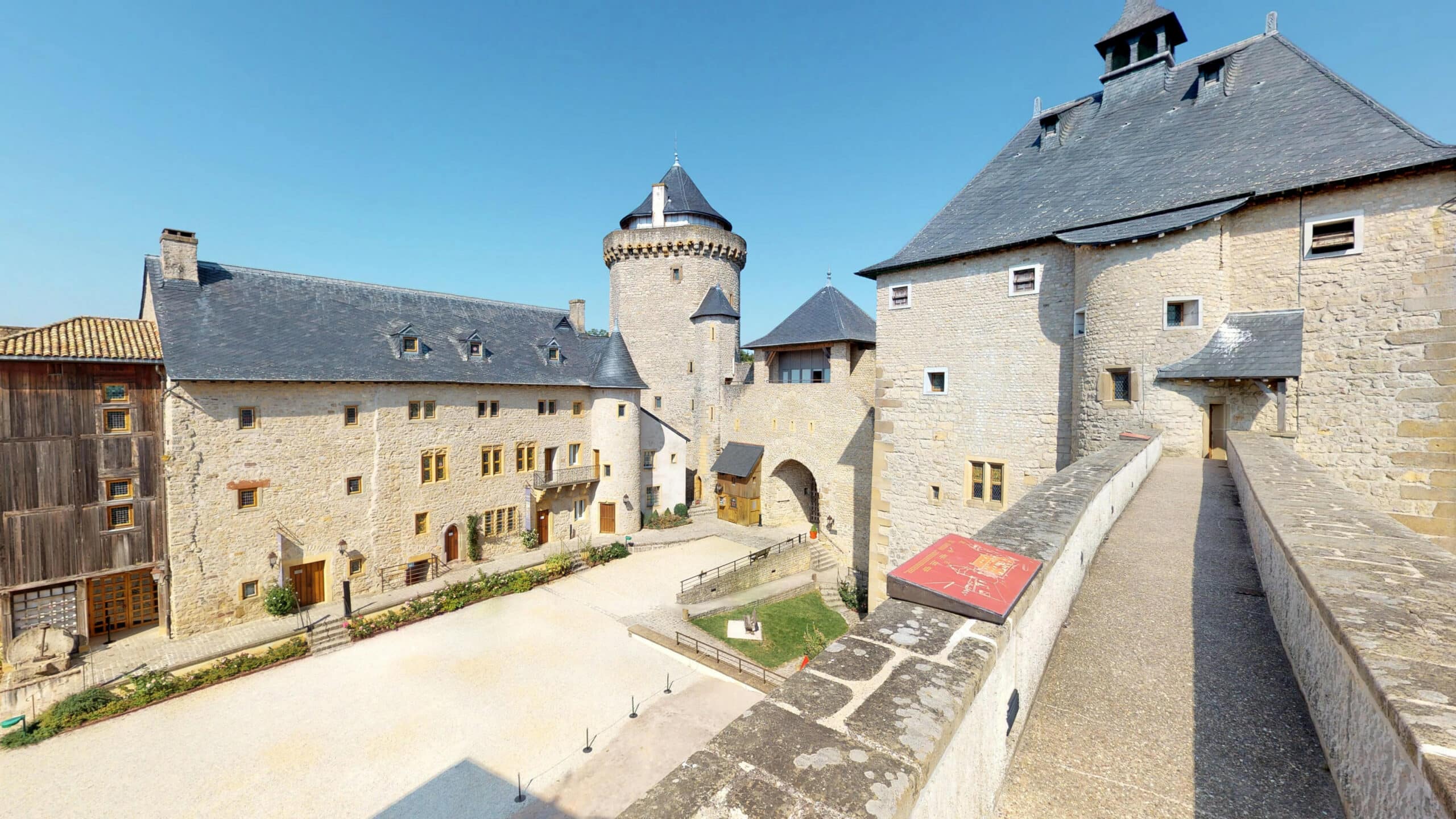 Photographie de la cour intérieure du Château de Malbrouck