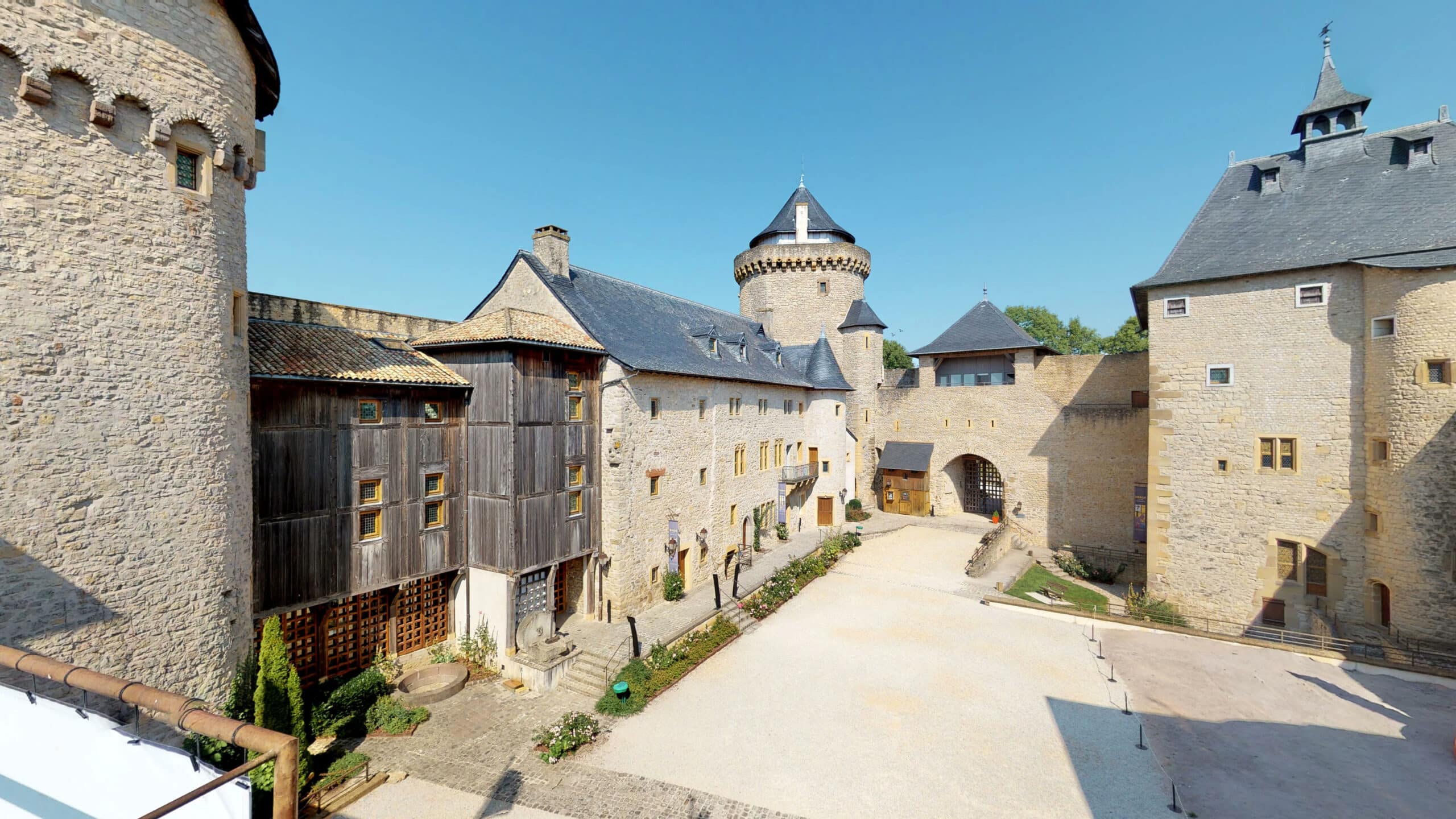 Photographie du Château de Malbrouck vu de l'intérieur de la cour