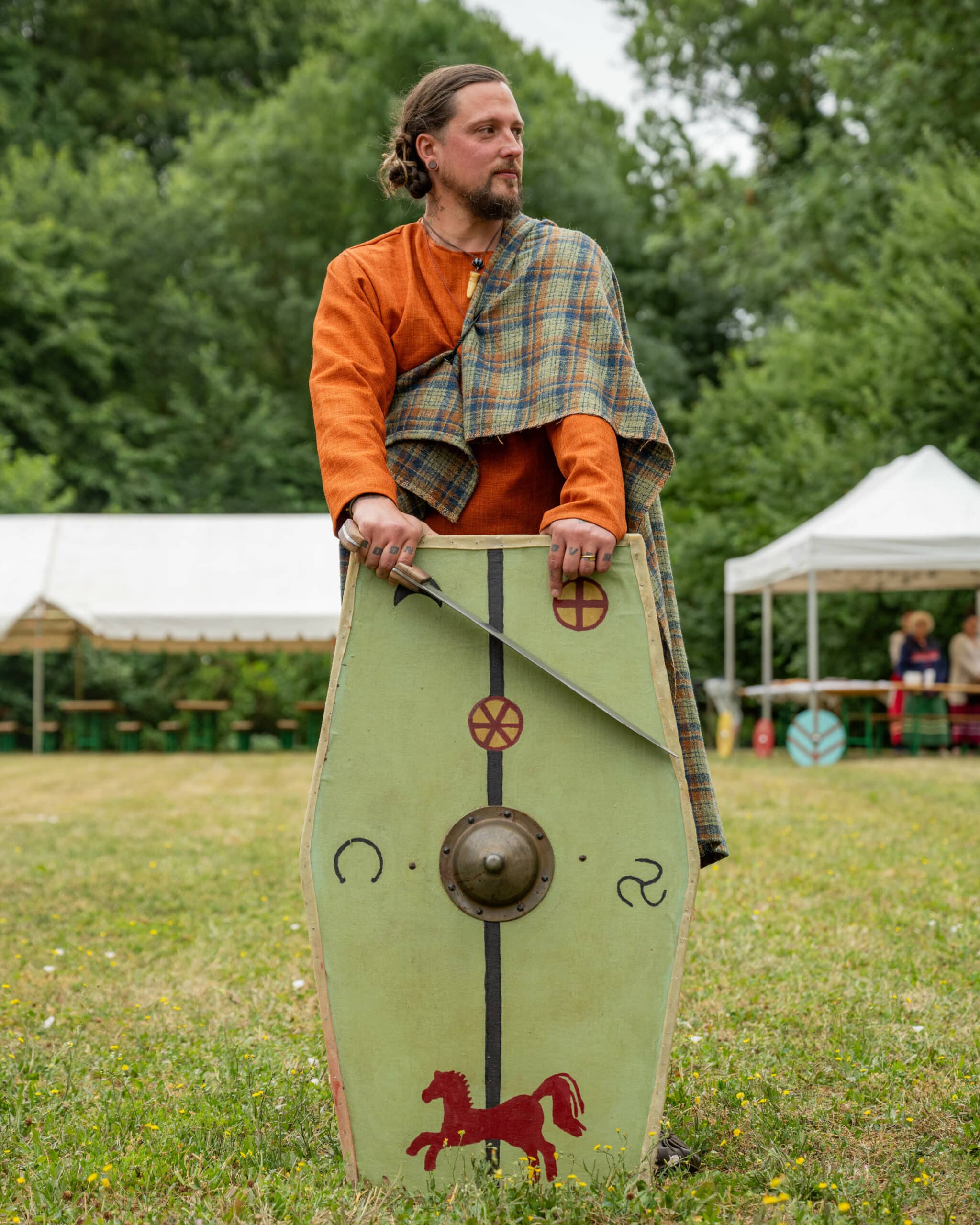 Homme en costume traditionnel au Musée Départemental du Sel à l'occasion de la fête gauloise