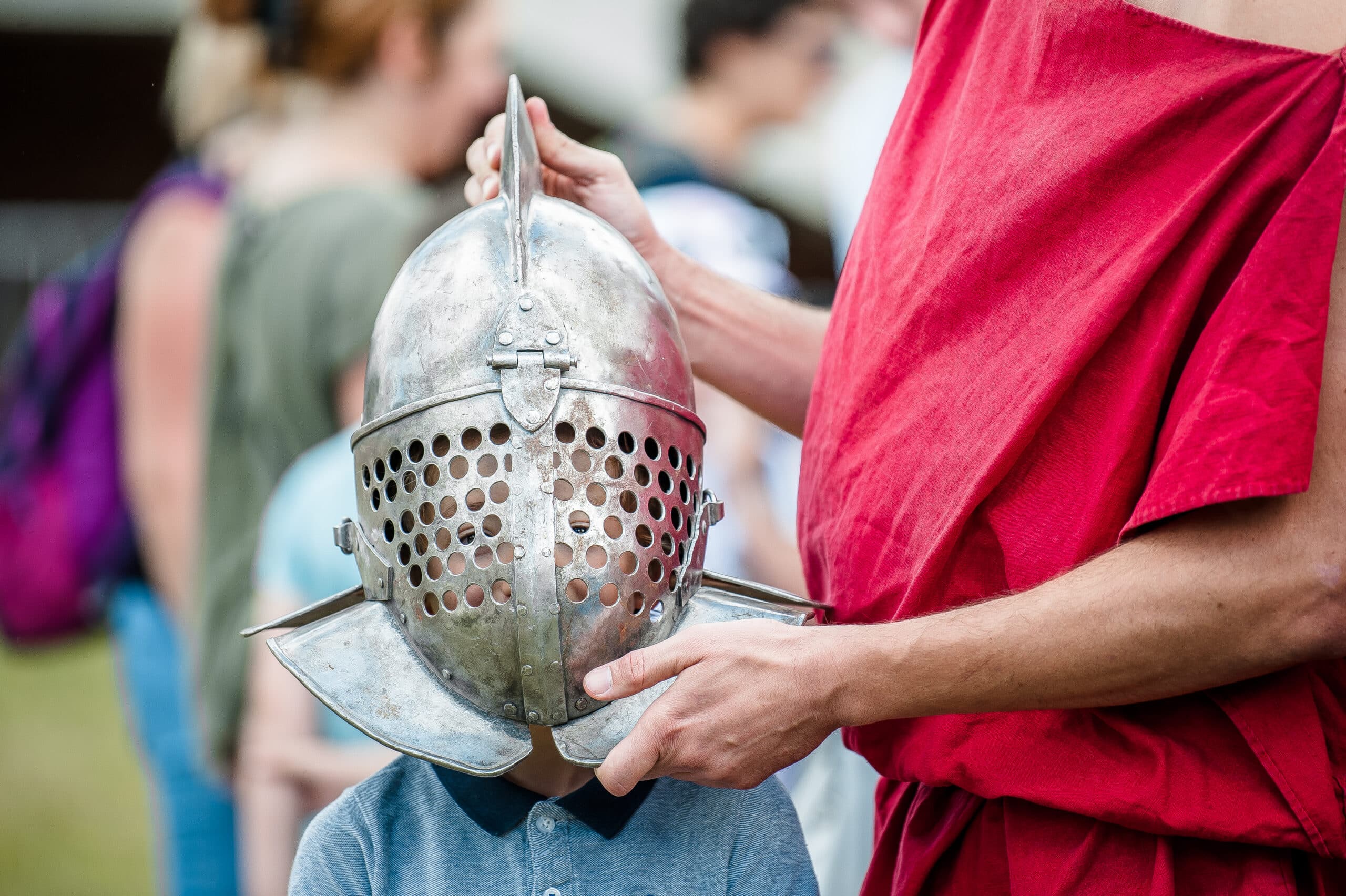 Casque romain sur un enfant au Parc archéologique européen de Bliesbruck-Reinheim