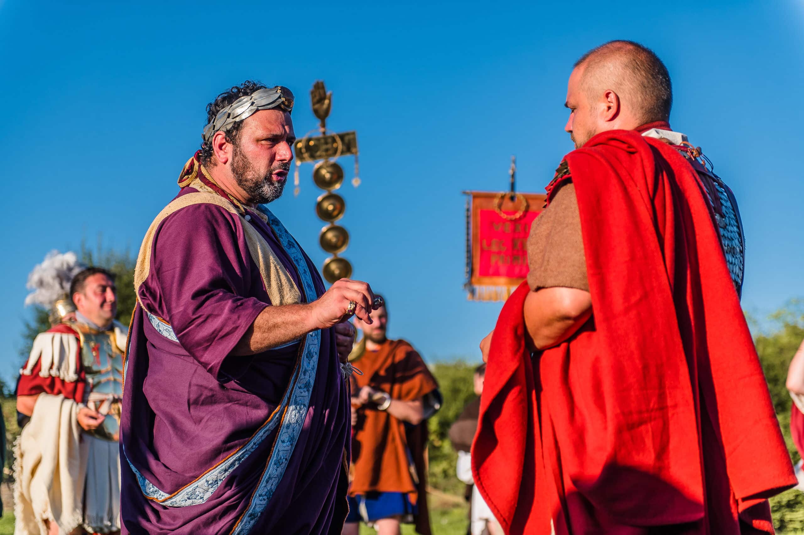 Homme déguisé en empereur Hadrien au Parc archéologique européen de Bliesbruck-Reinheim