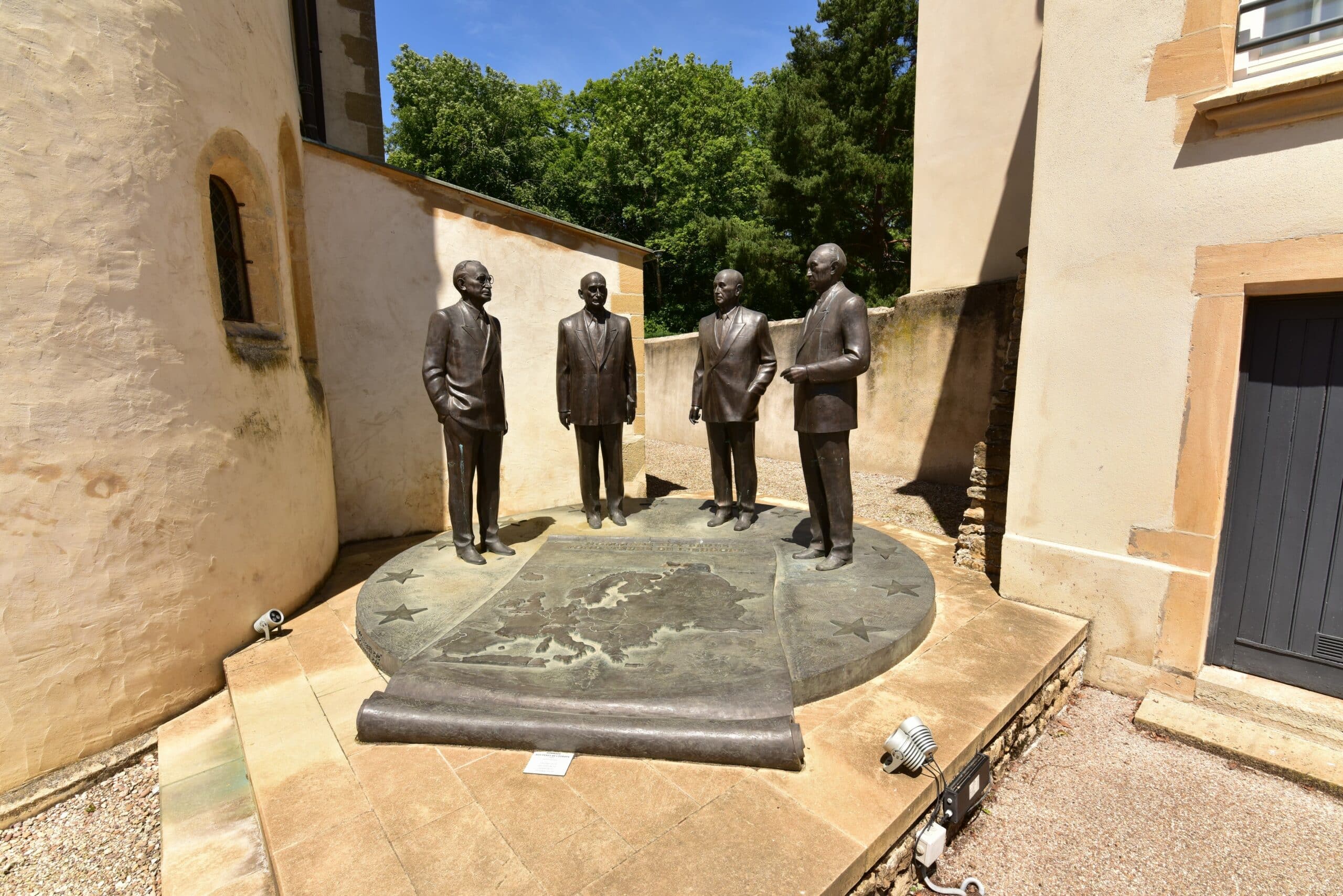 Statues présentes à l'extérieur de la Maison de Robert Schuman