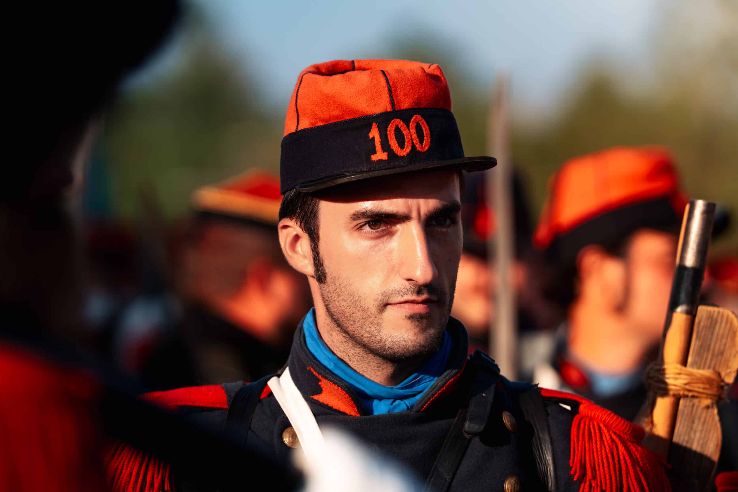 Photographie d'un homme en tenue officiel lors d'une animation au Musée de la Guerre de 1870 et de l'Annexion