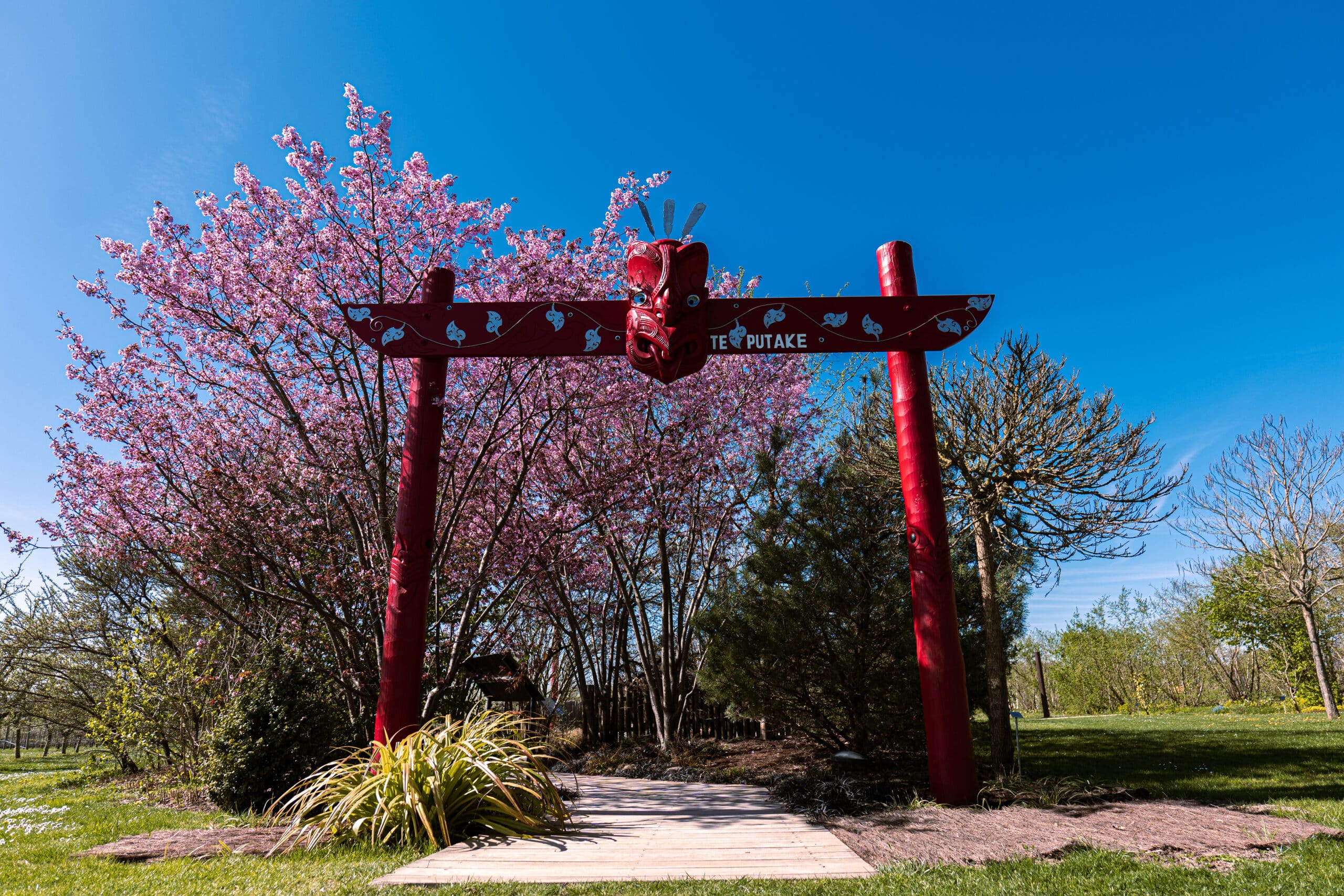 Photographie d'une totem rouge dans les Jardins Fruitiers de Laquenexy