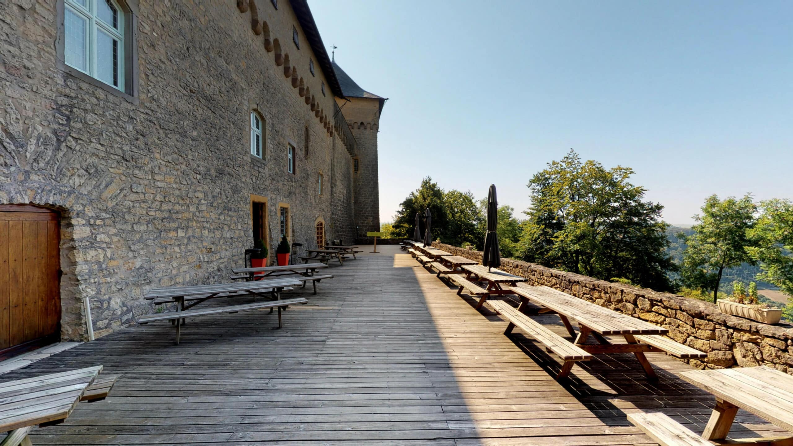 Photographie de la terrasse extérieure du Château de Malbrouck