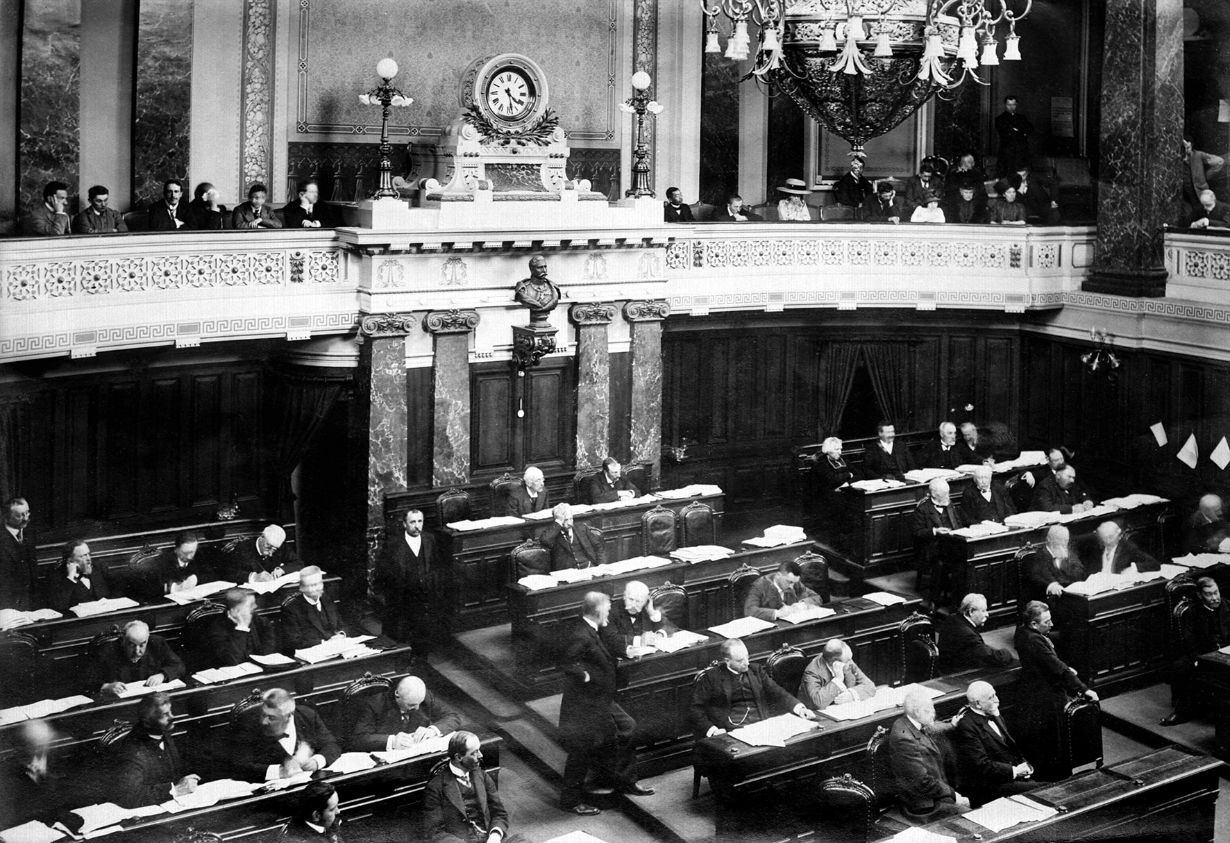 Une séance à la Chambre des députés de Strasbourg (Bas-Rhin) sous l'occupation allemande, vers 1900. Sous le buste de l'empereur Guillaume II, au centre, l'abbé Winterer, député au Reichstag, assis sur le banc de droite.
