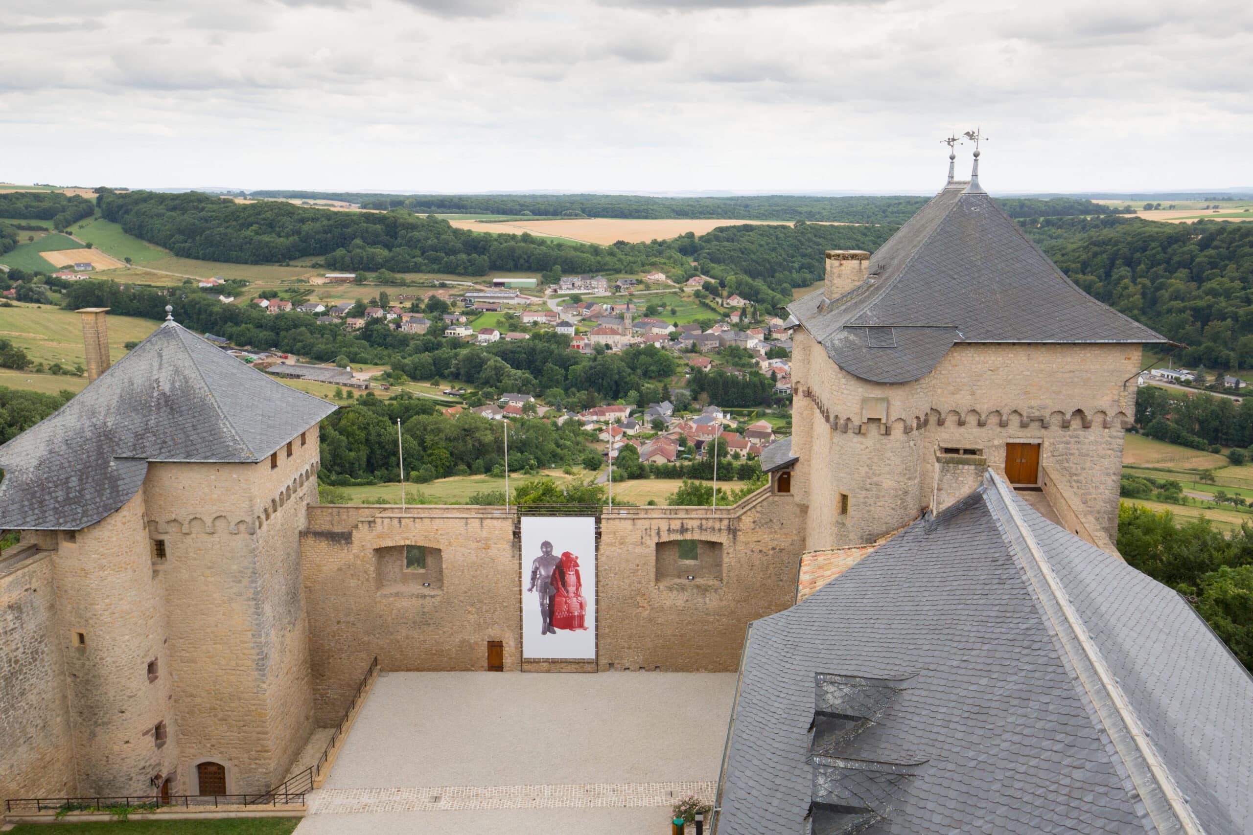 Photographie vu du ciel de la cour du Château de Malbrouck