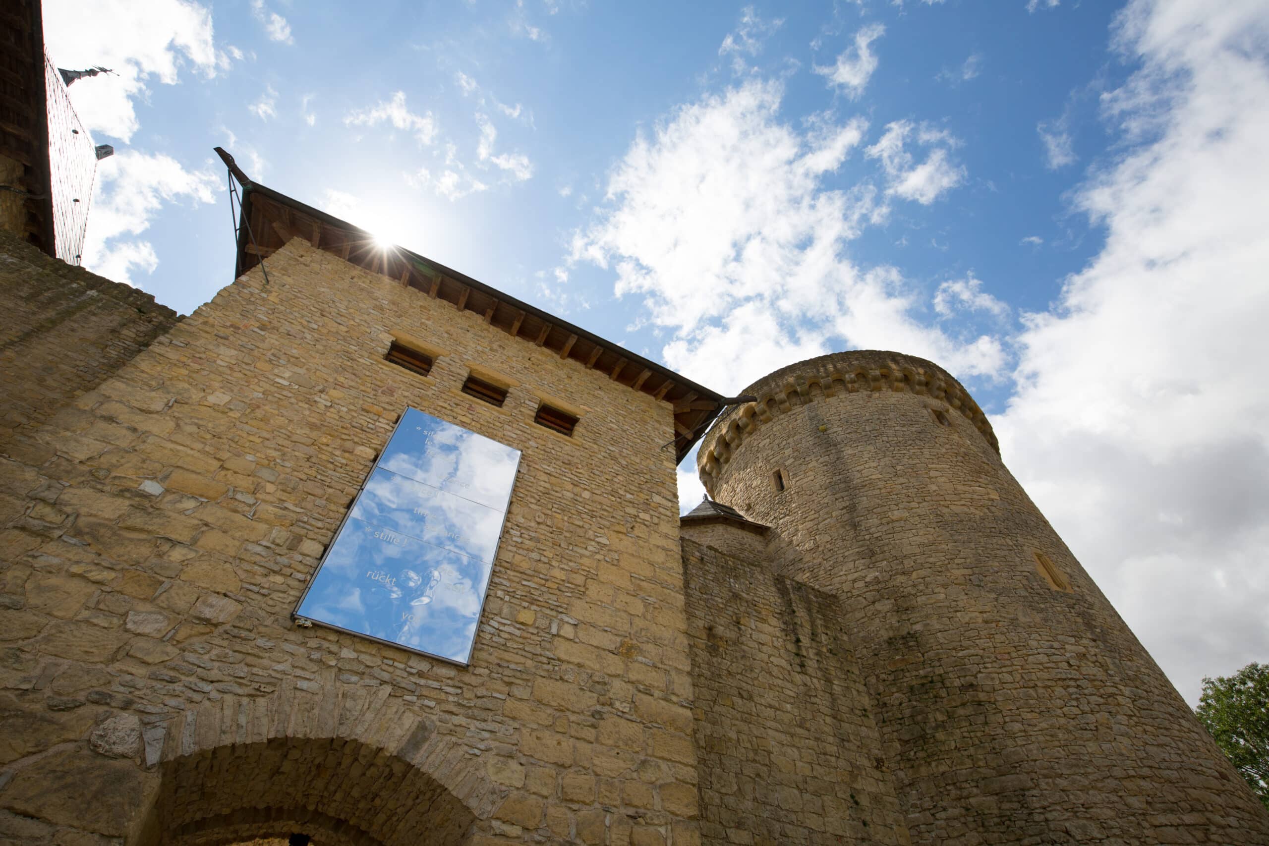 Photographie en contre-plongée du Château de Malbrouck