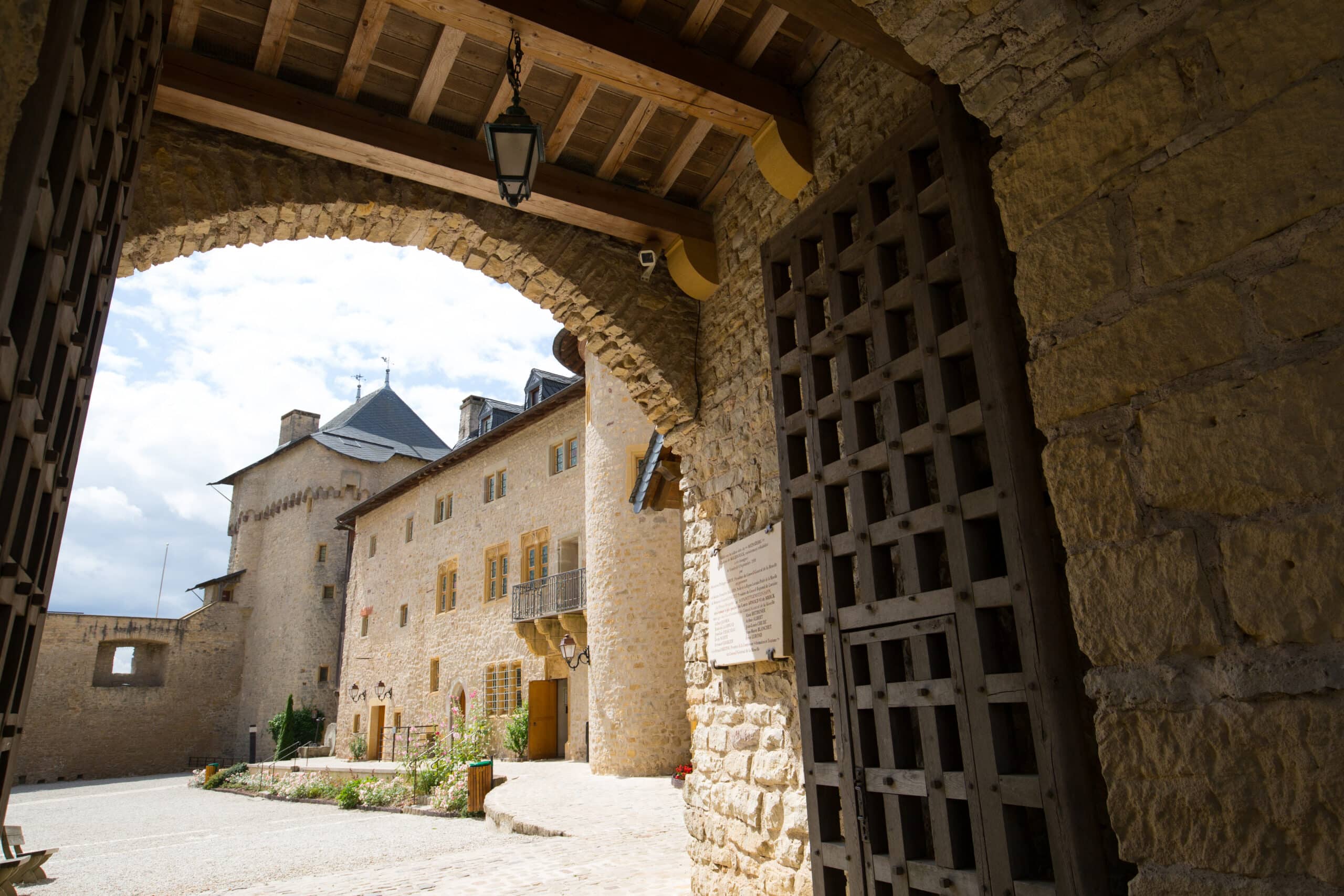 Vue de l'entrée du Château de Malbrouck