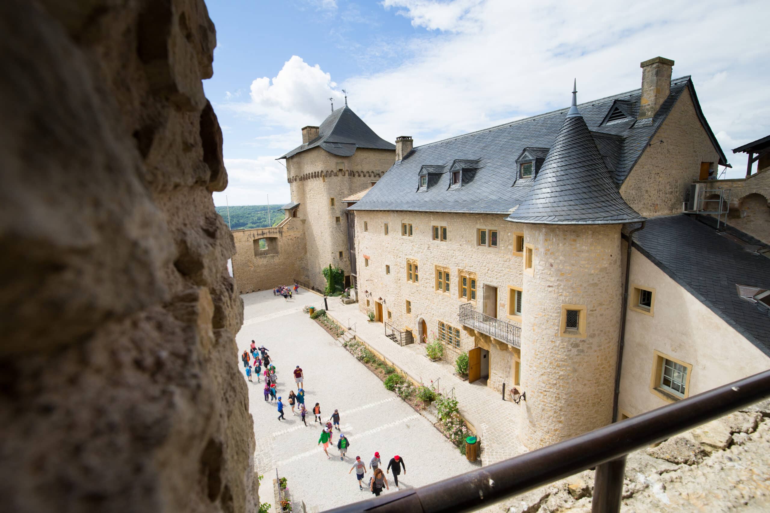 Photographie de la cour intérieur du Château de Malbrouck vu d'une des fenêtres