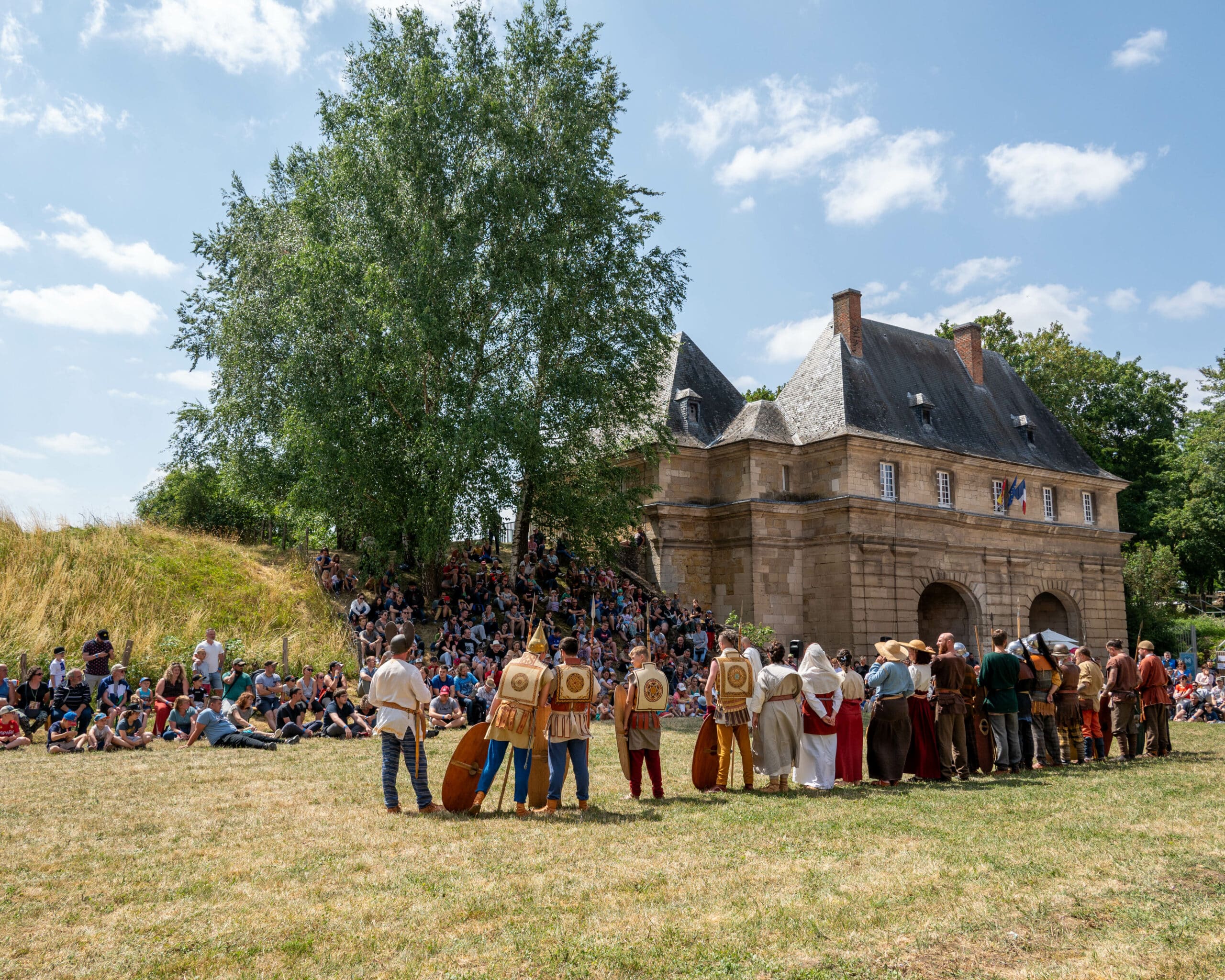Photo extérieur des animations avec public lors de la Fête Gauloise au Musée départemental du Sel