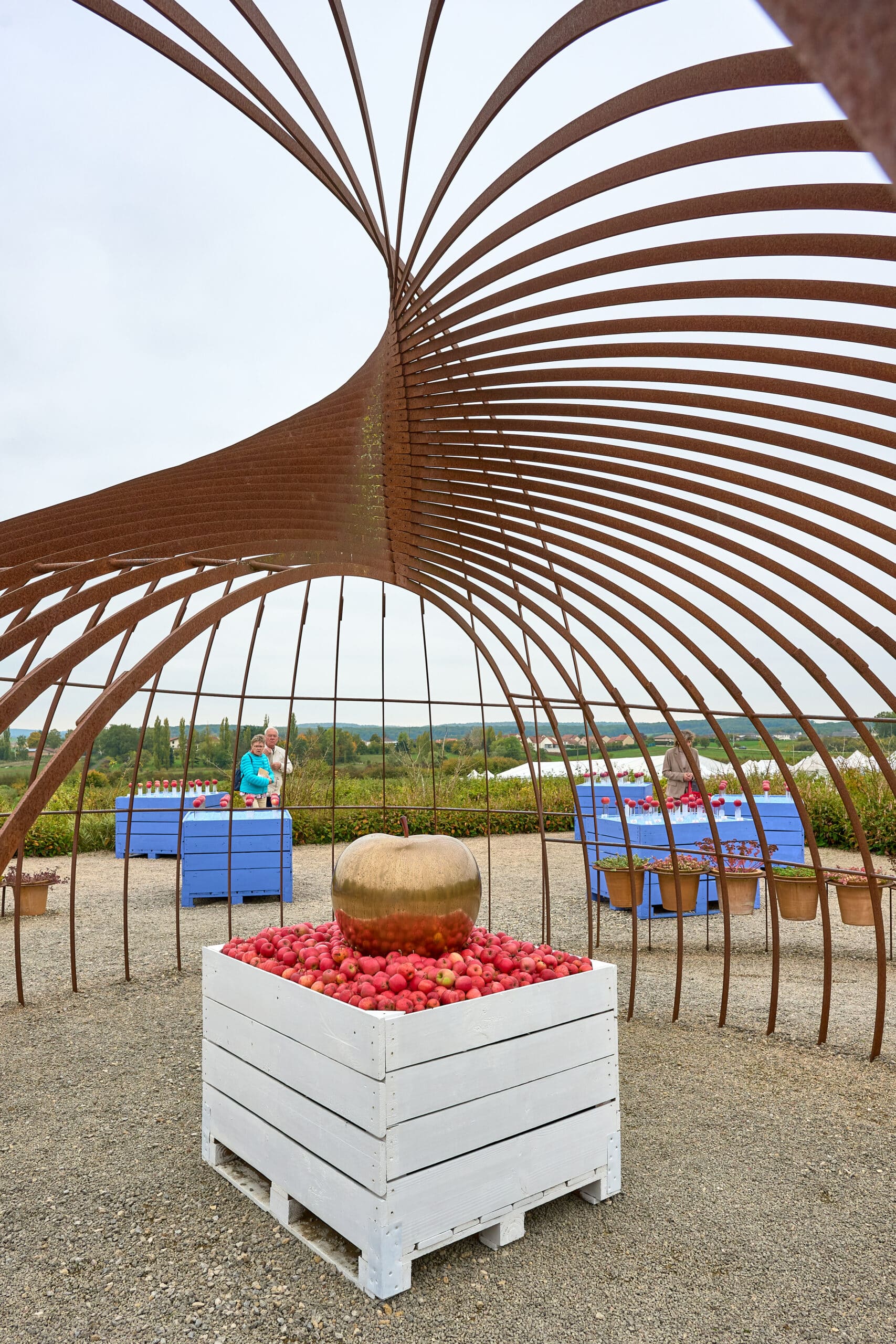 Photographie d'une décoration extérieure avec une pomme d'or au centre
