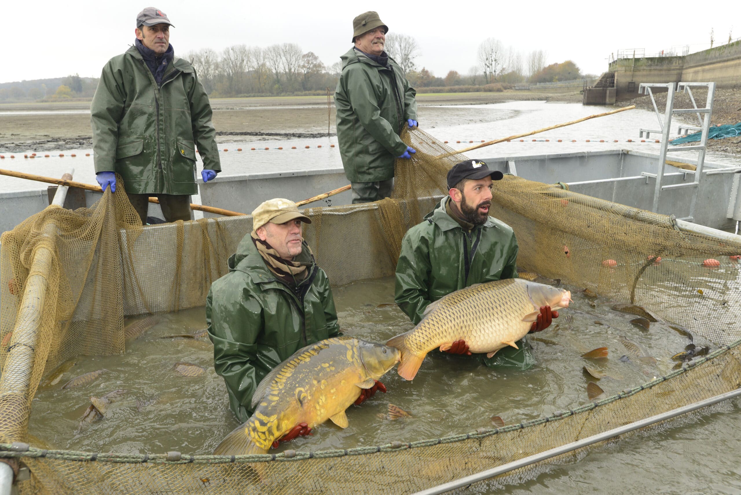 Hommes revenant de la pêche avec deux poissons