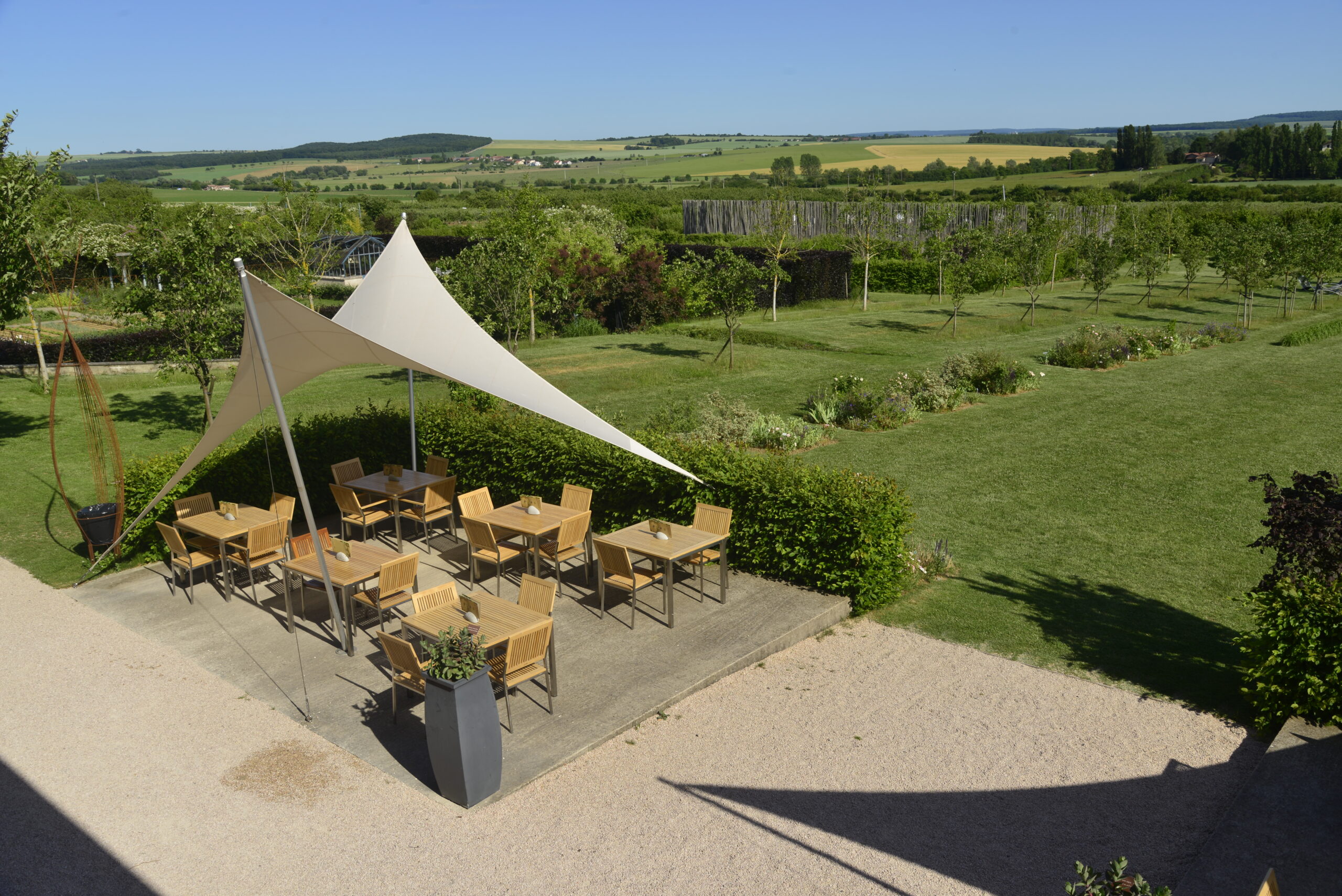 Vue du ciel des Jardins Fruitiers de Laquenexy avec une terrasse aux abords des jardins