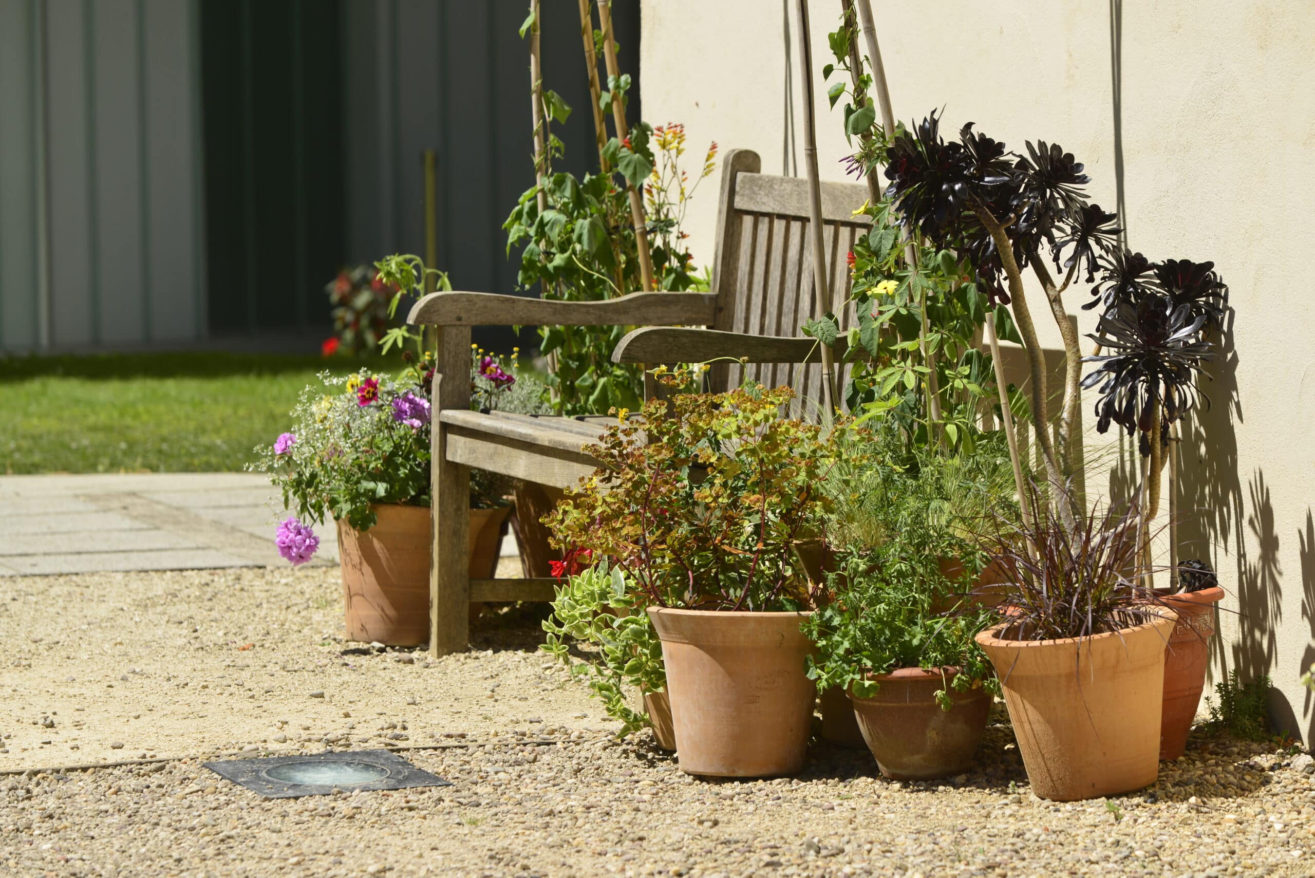 Photographie d'un banc à l'extérieur de la Maison de Robert Schuman