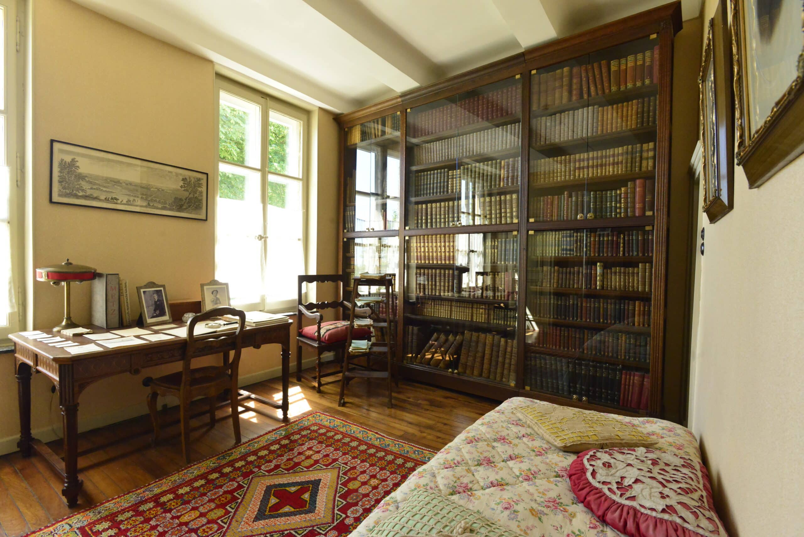 Intérieure d'une pièce de la Maison de Robert Schuman avec une bibliothèque