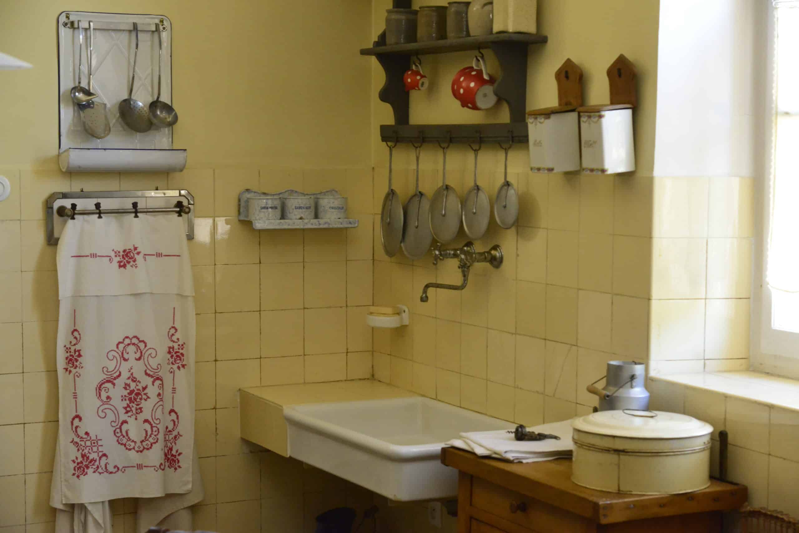 Point de vue plus zoomé sur des ustensiles de cuisine présents dans la Maison de Robert Schuman