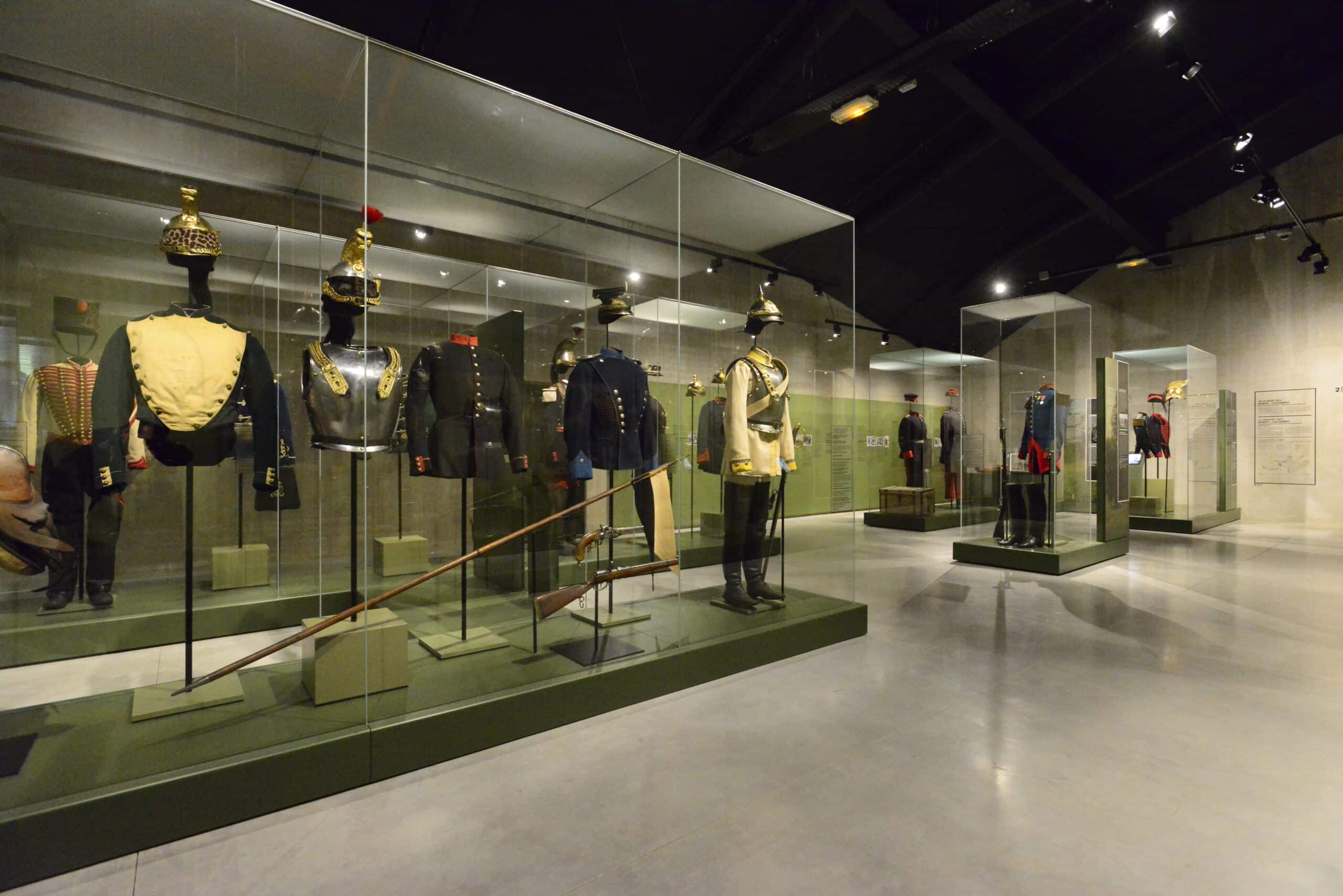 Exposition de costumes officiels dans le Musée de la Guerre 1870 et de l'Annexion