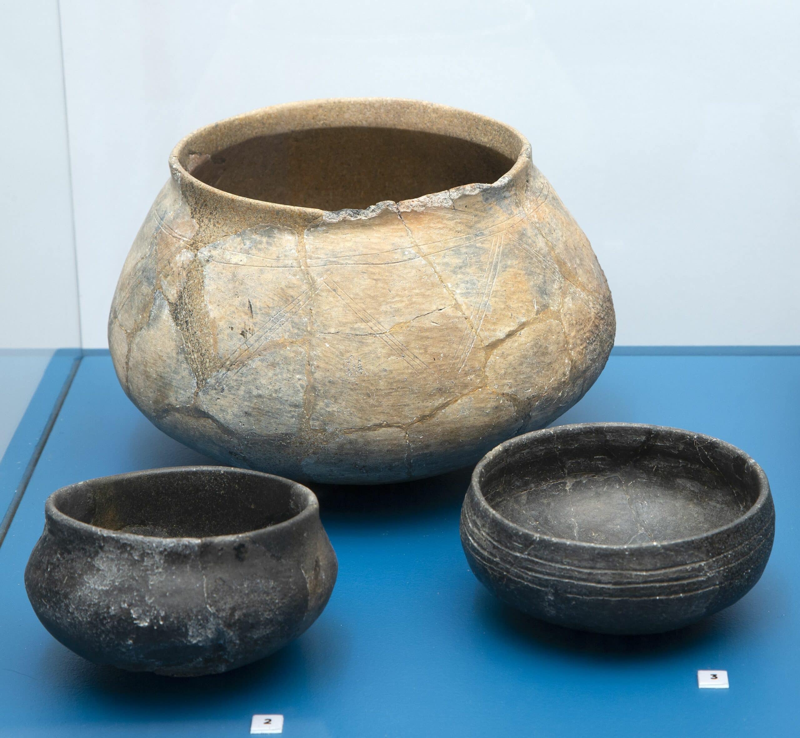 Pots anciens exposés au Musée Départemental du Sel