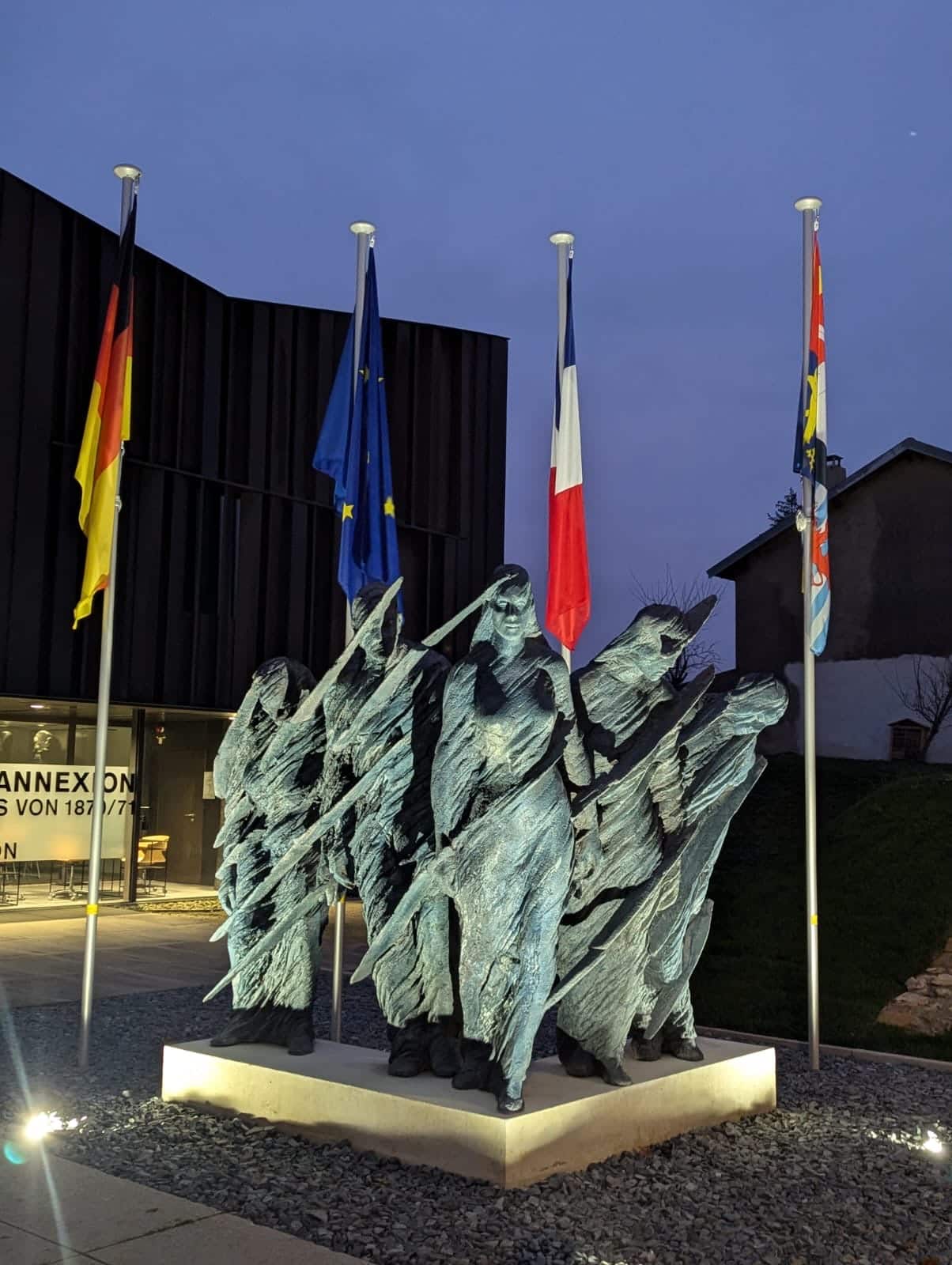 Extérieur du Musée de la Guerre de 1870 et de l'Annexion avec les différents drapeaux des nations