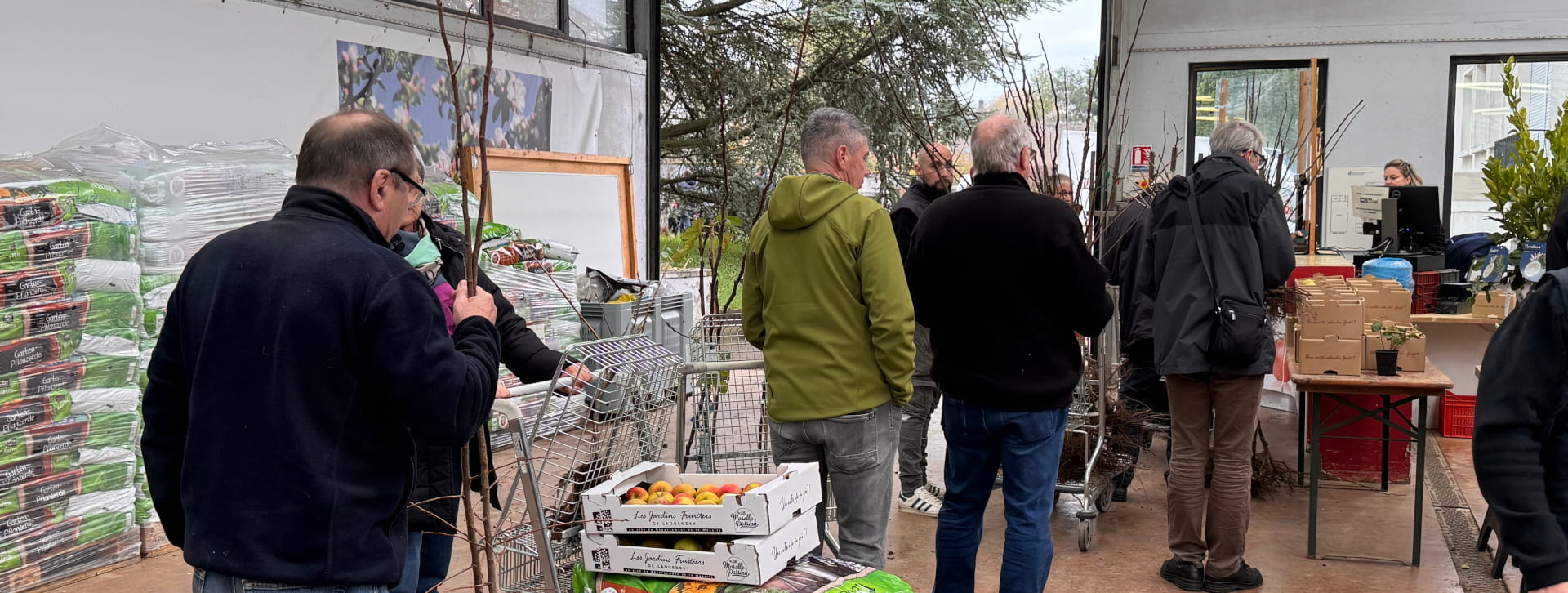 File de clients lors de la vente de plants fruitiers