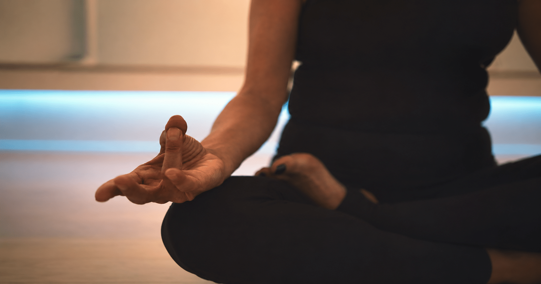 Personne assise en position de méditation
